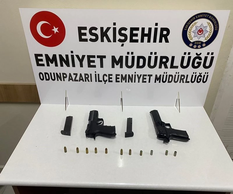 Suç makinasının aracından 2 tane tabanca ele geçirildi
