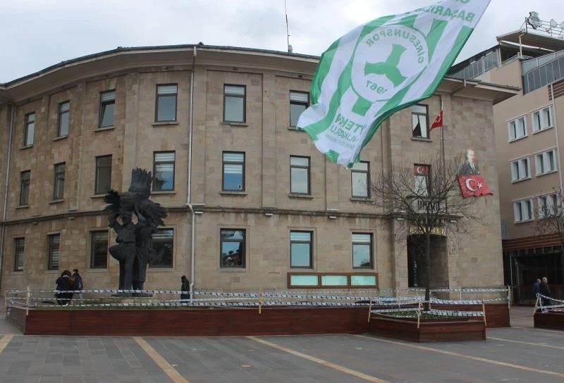 Giresun’da her yer yeşil-beyaz bayraklarla donatıldı