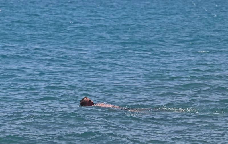 Mart ayının sonlarında turistlerin kısıtlamasız deniz keyfi
