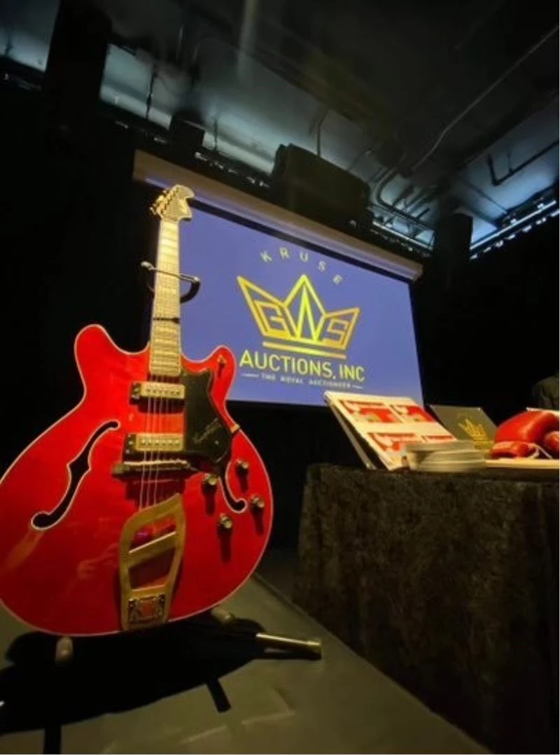 Elvis Presley’in gitarı rekor fiyata satıldı
