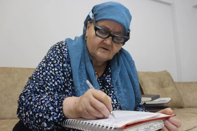 Rüyalarına şiir yazdı, şimdi on binlerce kişi izliyor
