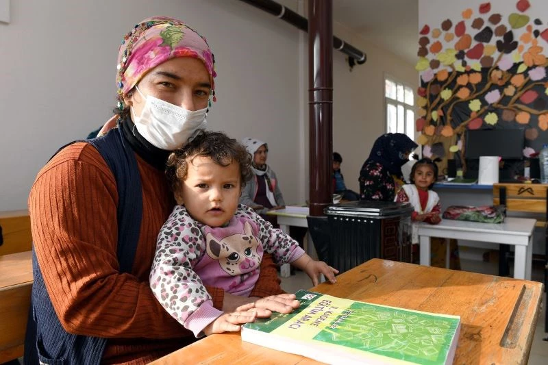 Kucaklarında bebekleriyle okuma-yazma öğreniyorlar
