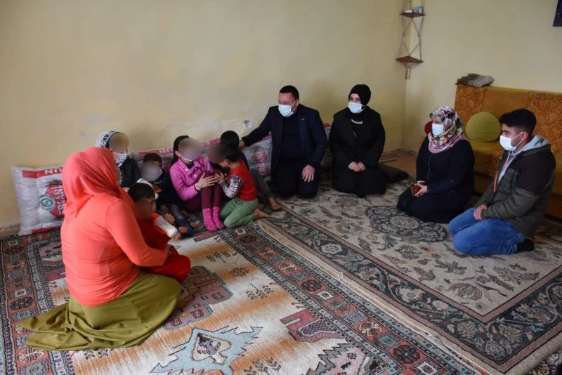Başkan Beyoğlu, Berat Kandilinde engelli çocukları olan ailenin yüzünü güldürdü

