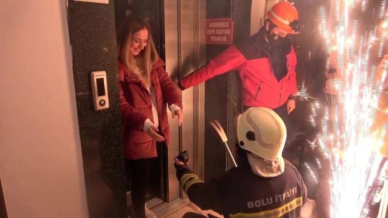 İtfaiye erinden asansörde mahsur bıraktığı kız arkadaşına sürpriz evlenme teklifi
