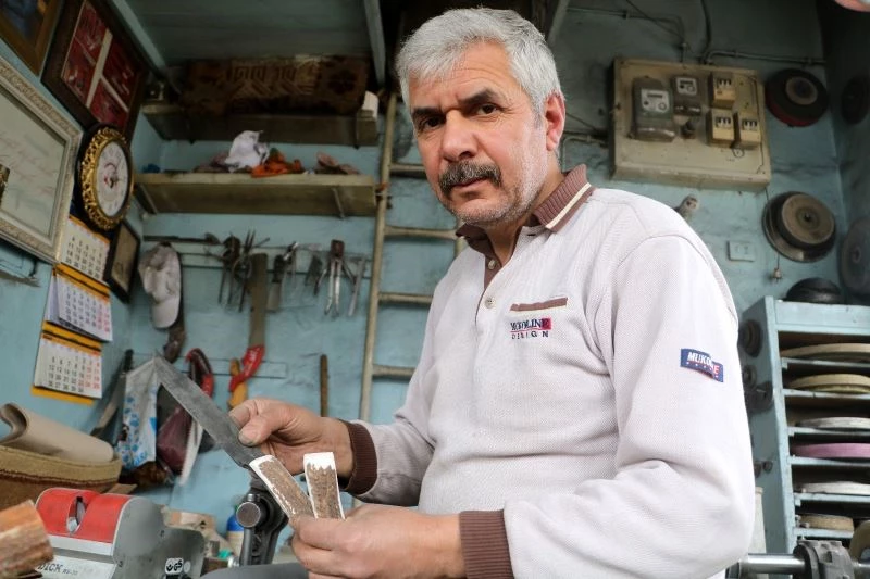 Türkiye’de birkaç ustadan biri, yaptığı bıçaklar çiviyi kesebiliyor
