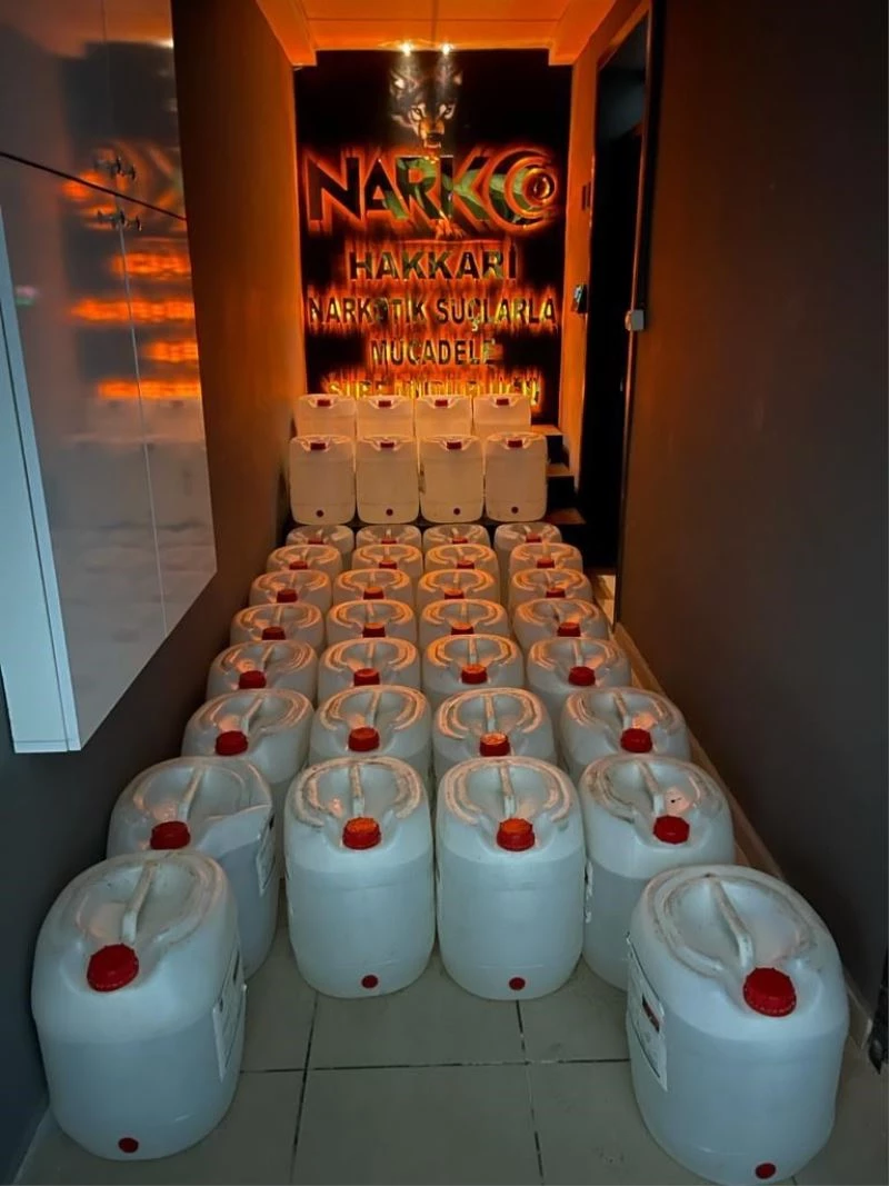 Hakkari’de 2 bin litre asetik anhidrit ele geçirildi
