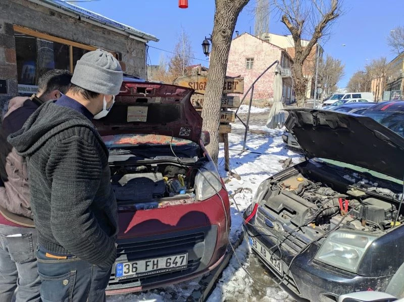 Kars’ta araçlar dondu, çalışmadı
