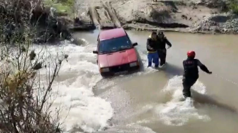 Araçlarıyla çayda mahsur kalan iki kişi kurtarıldı
