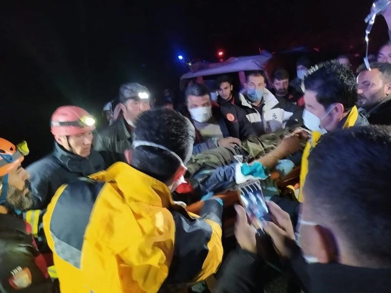 Kaybolduktan 38 saat sonra kaza yaptığı yerde yaralı halde bulundu
