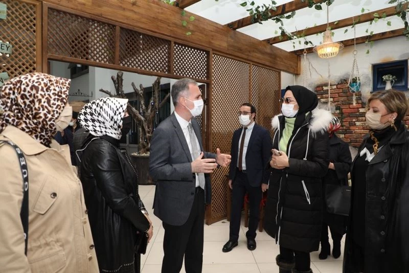 Ünlü fenomen İnegöl’ün lezzetlerinin tadına baktı
