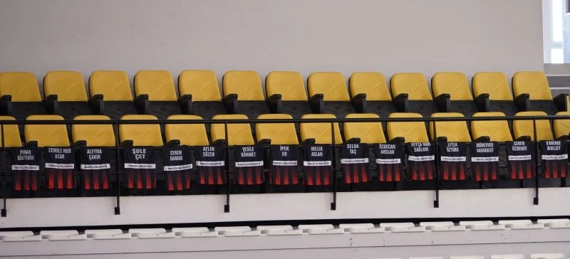 Kadın cinayetiyle hayattan koparılan kadınların isimleri tribünlerde
