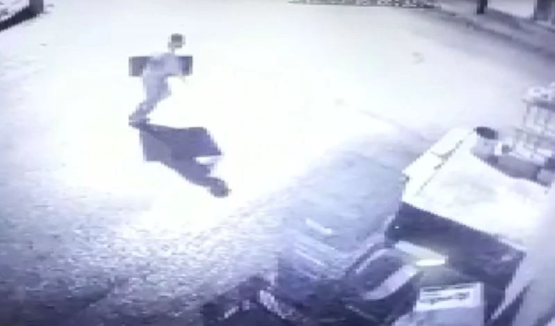 Çaldığı televizyonu böyle götürdü
