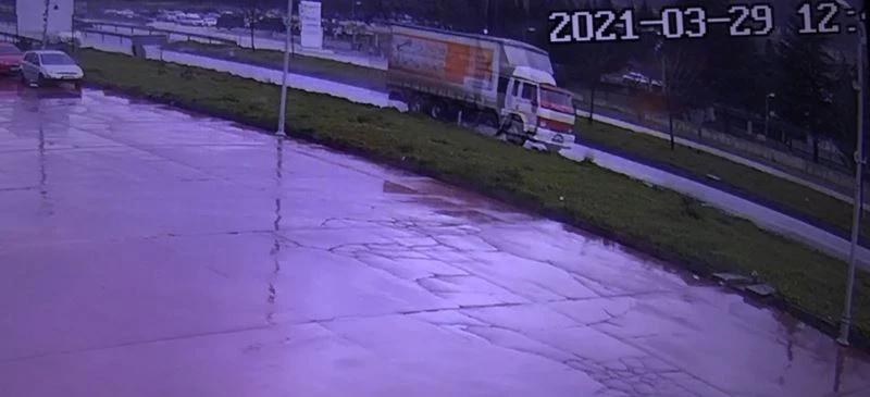 Kamyonun lastiği fırlayıp park halindeki otomobile böyle çarptı
