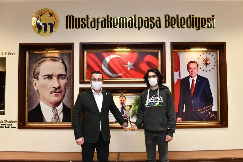 Mustafakemalpaşalı sporcu ödülle döndü
