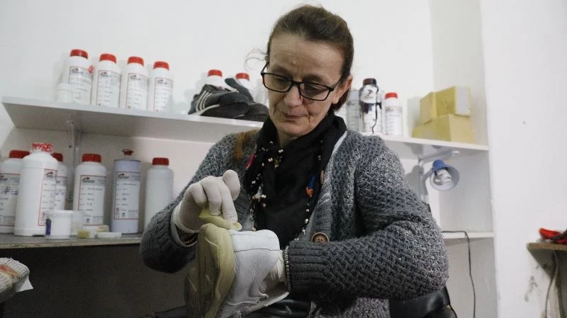 Eskiyen ayakkabı ve çantalar yenilemek için diş teknisyenliğini bıraktı
