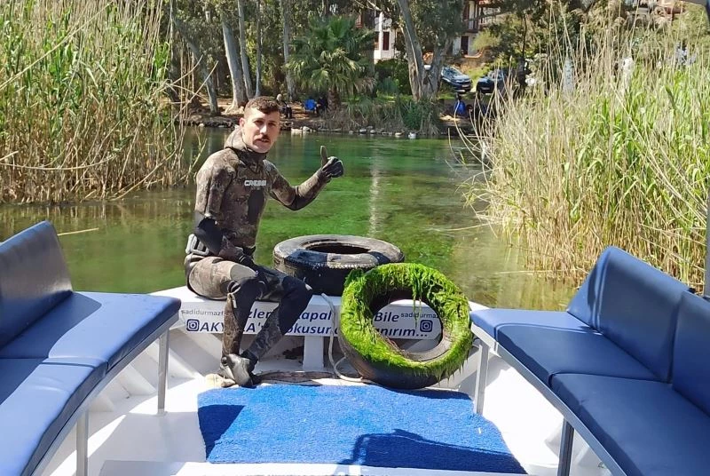 Akyaka sevdalıları Azmak dip temizliği yaptı
