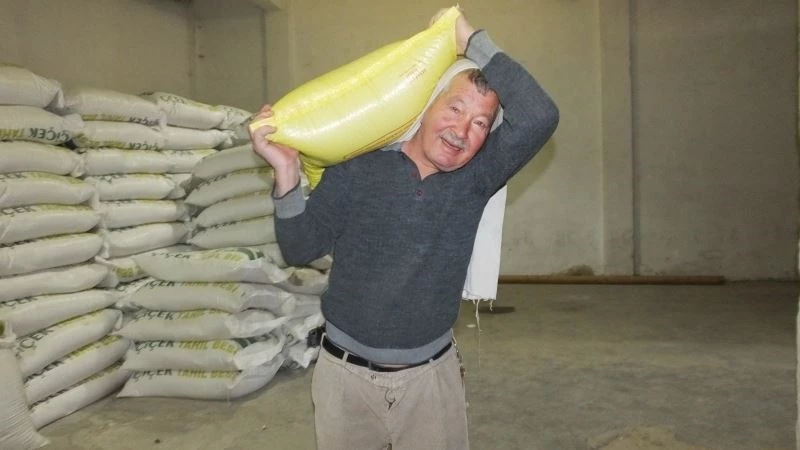 Balıkesir’de 78’lik hamal her gün tonlarca yükü sırtında taşıyor
