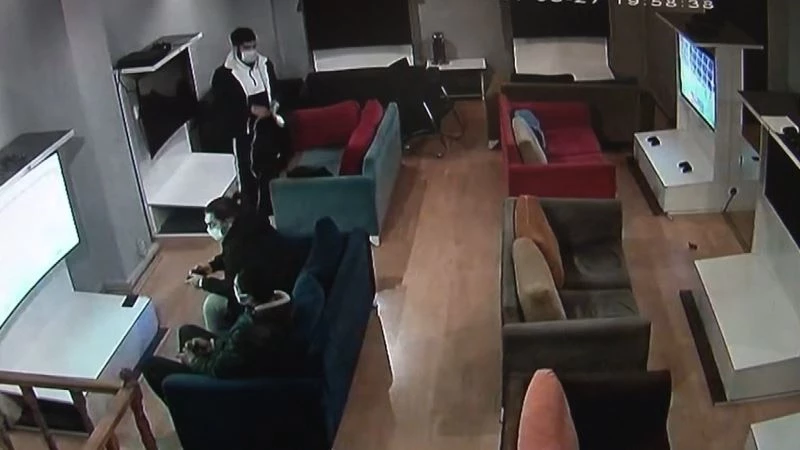 (Özel) Sultanbeyli’de internet kafeleri mesken edinen gençler, önce konsolları sonra PlayStation’ı çaldı
