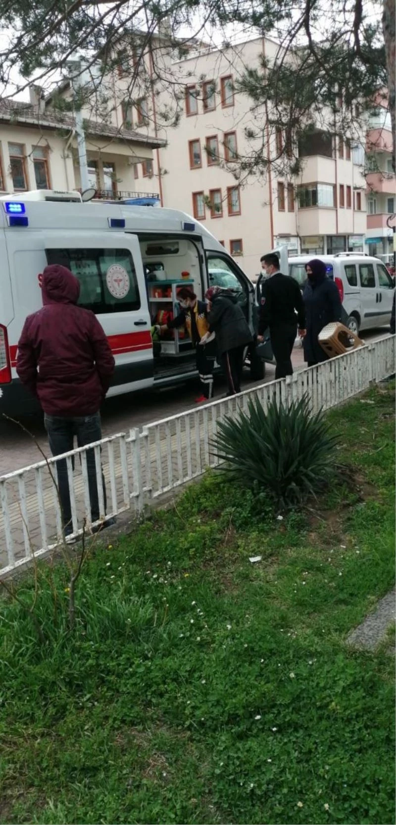 Pazar alışverişine giden 70 yaşındaki yaşlı kadın, düşerek yaralandı
