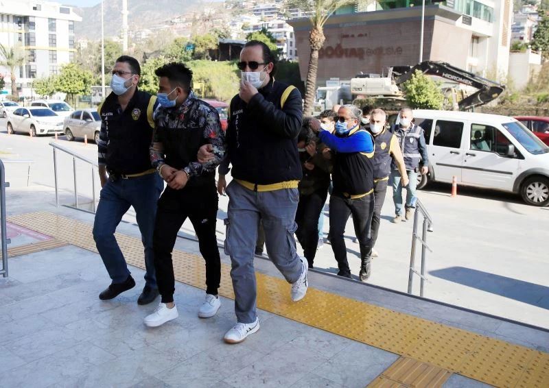 Yabancı kadınları para karşılığı fuhşa zorladığı iddia edilen 5 kişi tutuklandı
