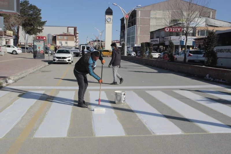 Erciş’teki yaya geçitlerinde 30 Mart hazırlığı
