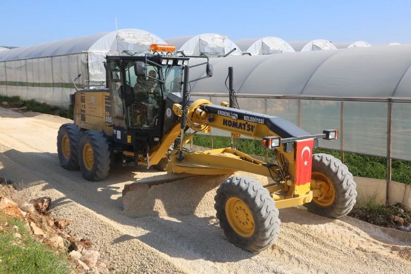 Erdemli’de tarım arazilerine giden yollar iyileştiriliyor
