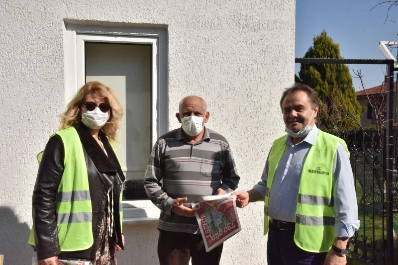 180 çalışan kapı kapı dolaşarak maske dağıttı
