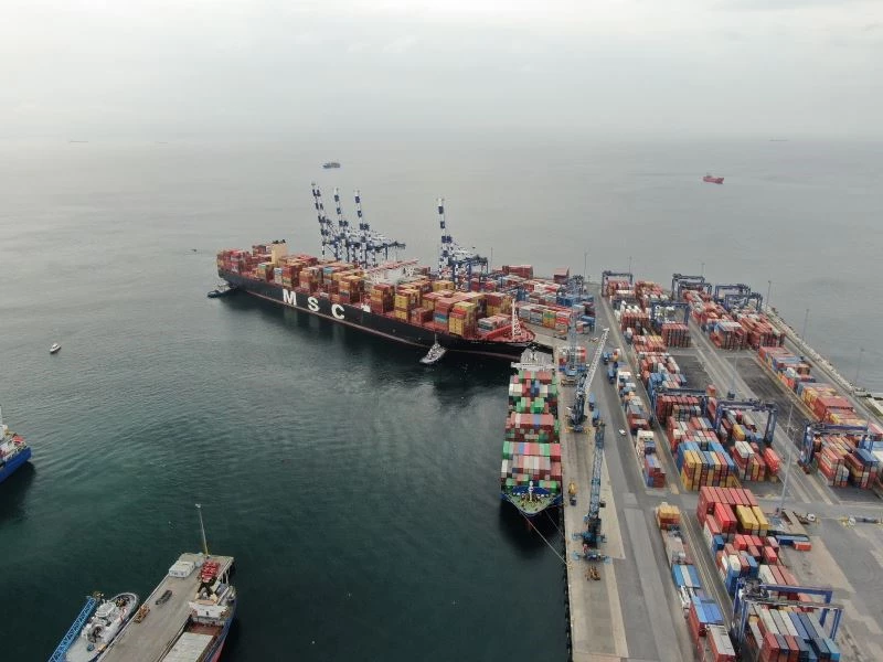 Ambarlı Limanı’nda iskeleye çarpan gemi havadan görüntülendi
