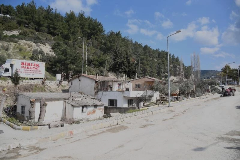 Kuşadası’nda dere yatağındaki evler vatandaşlarla anlaşma yapılarak yıkılacak
