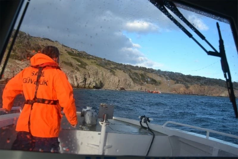 Ayvalık’ta bir adada mahsur kalan 33 mülteciyi Sahil Güvenlik ekipleri kurtardı
