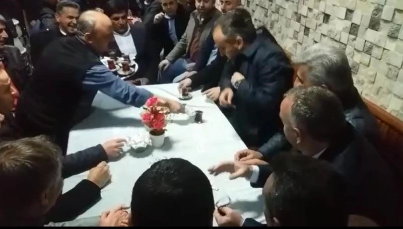 Bu kıraathaneye gelenler önce şok oluyor, sonra kahkahayı basıyor
