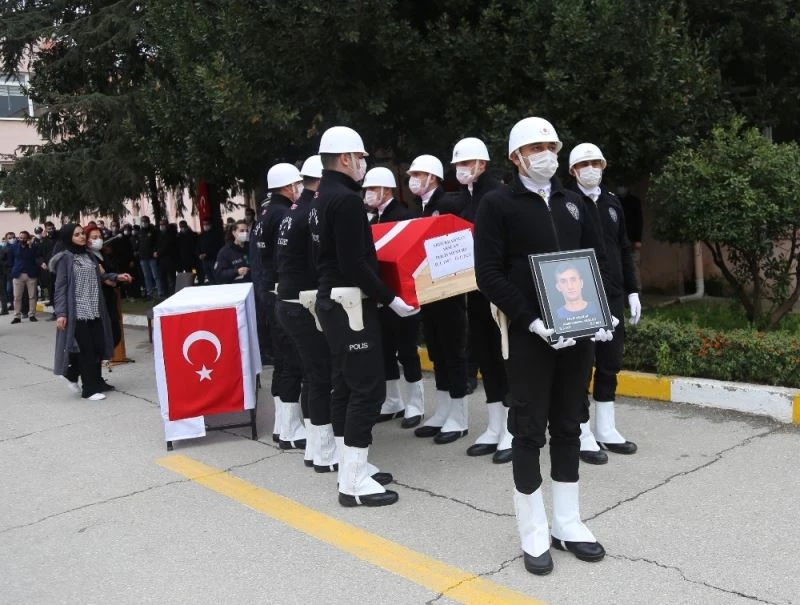Silahının ateş alması sebebi ile yaşamını yitiren polis memuru memleketine uğurlandı
