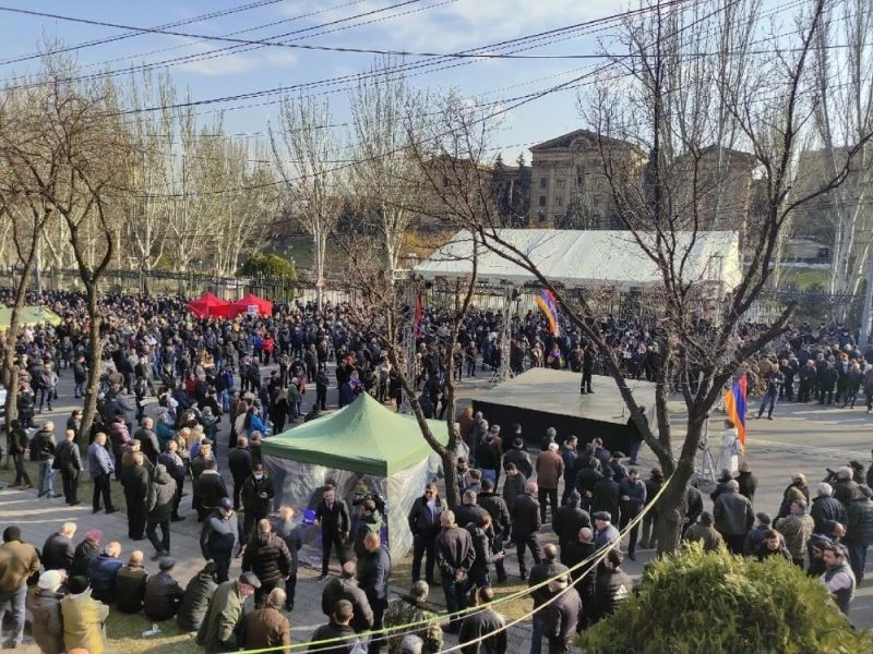 Paşinyan parlamentoya geldi, muhalifler dışarıda toplandı
