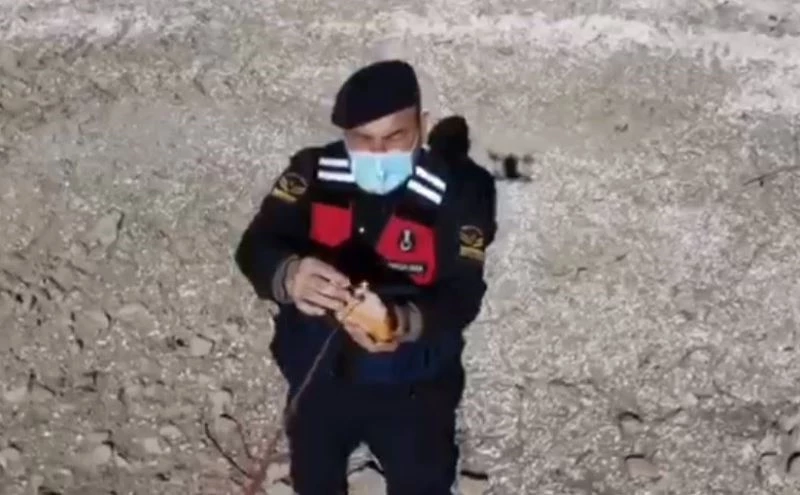 Jandarma yaban keçilerine saman, balıklara drone ile ekmek bıraktı
