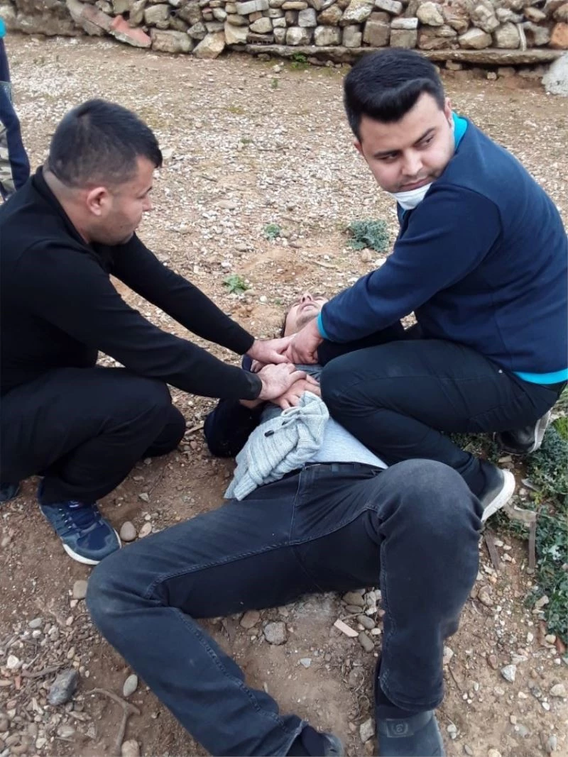 Hırsızlık şüphelisini yakalayıp polise teslim ettiler
