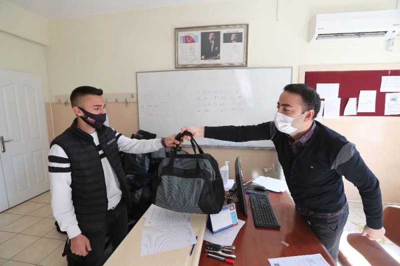 Şahinbey’den 40 bin 799 Mehmetçik’e çanta
