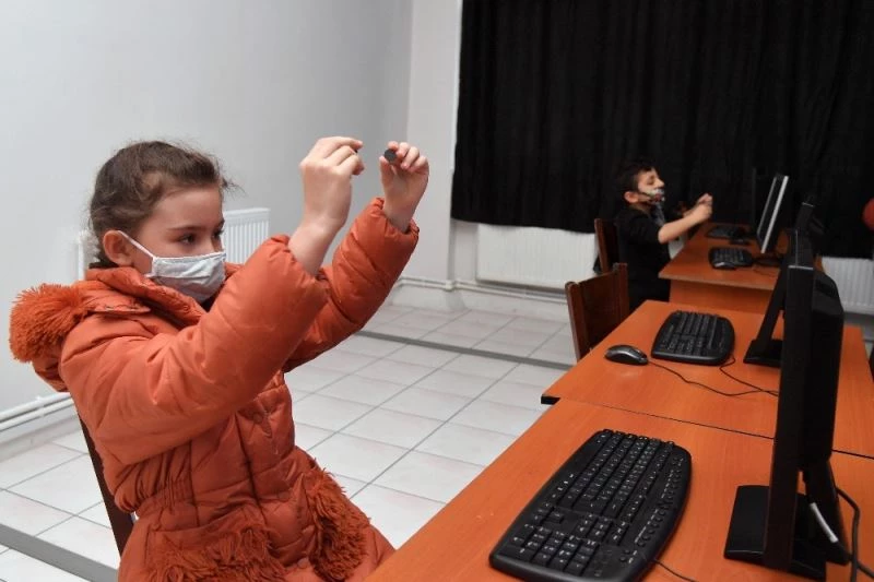 Isparta Belediyesi çocuklara robotik kodlamayı öğretiyor
