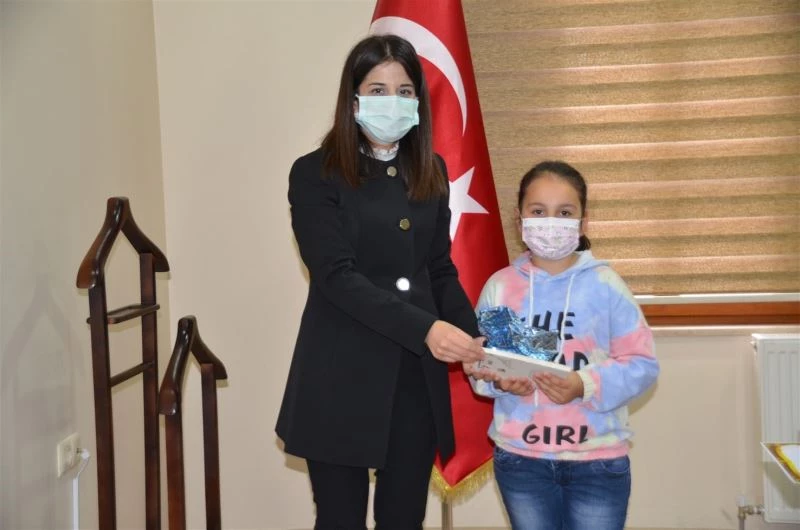 Hediyeleri kaymakam ablalarından
