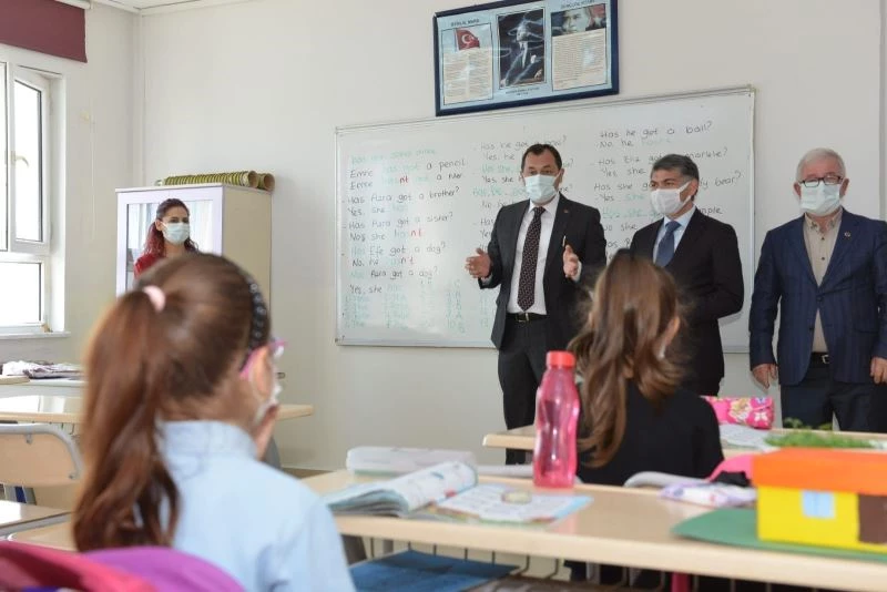 Başkan Yüksel minik öğrencilerle derse girdi
