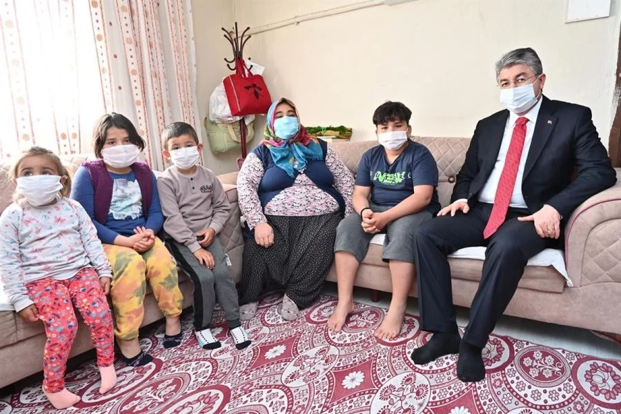 Osmaniye Valisi Dr. Erdinç Yılmaz, Yoksul Aileleri Ziyaret Etmeye Devam Ediyor