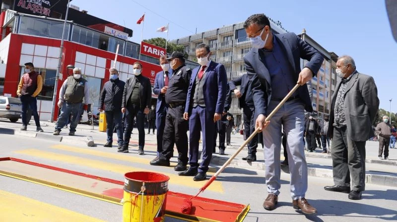 Kaymakam ve başkan yaya geçidini kırmızıya boyadı
