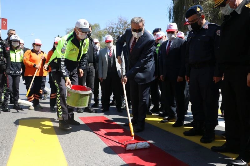 Mersin’de yaya geçitlerinde ’kırmızı çizgi uygulaması’ başladı
