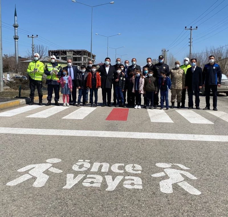 Horasan’da yaya geçitlerinde ’Kırmızı çizgi’ etkinliği
