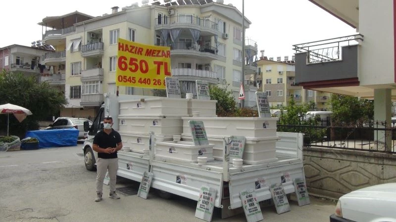 (ÖZEL) İnsanlar evde kalınca mezarcılar vatandaşın ayağına geldi
