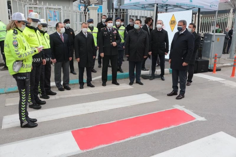 Yaya geçitlerine kırmızı çizgi çekildi
