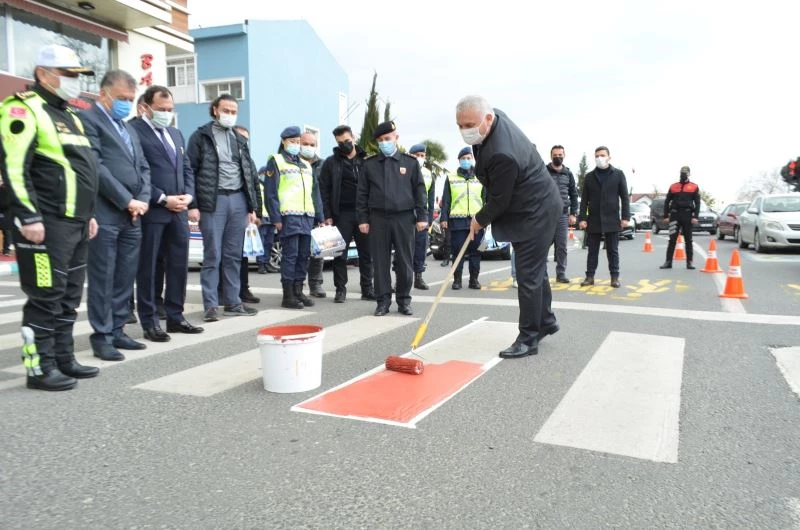 Zebra geçide kırmızı işaret
