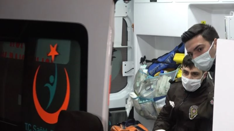 Kısıtlamada ‘dur’ ihtarına uymayan kadın sürücü bekçiye çarptı
