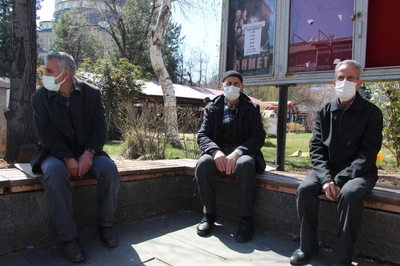 Turuncuya dönen Bingöl’de vatandaşlar, herkesi kurallara uymaya davet etti
