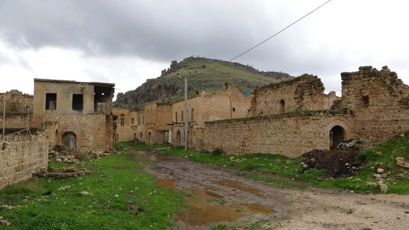 Mardin’de farklı dinlere mensup vatandaşlar huzur içinde bir arada yaşıyor
