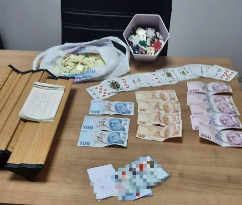 Tüm yasakları delip kumar oynarken yakalandılar
